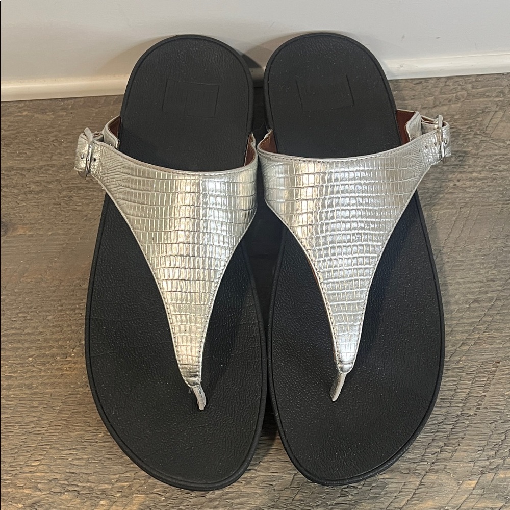FitFlop The Shiny Silver Reptile Thong Flip Flops Sandals 350-011 Womens SZ 10 - Picture 3 of 7